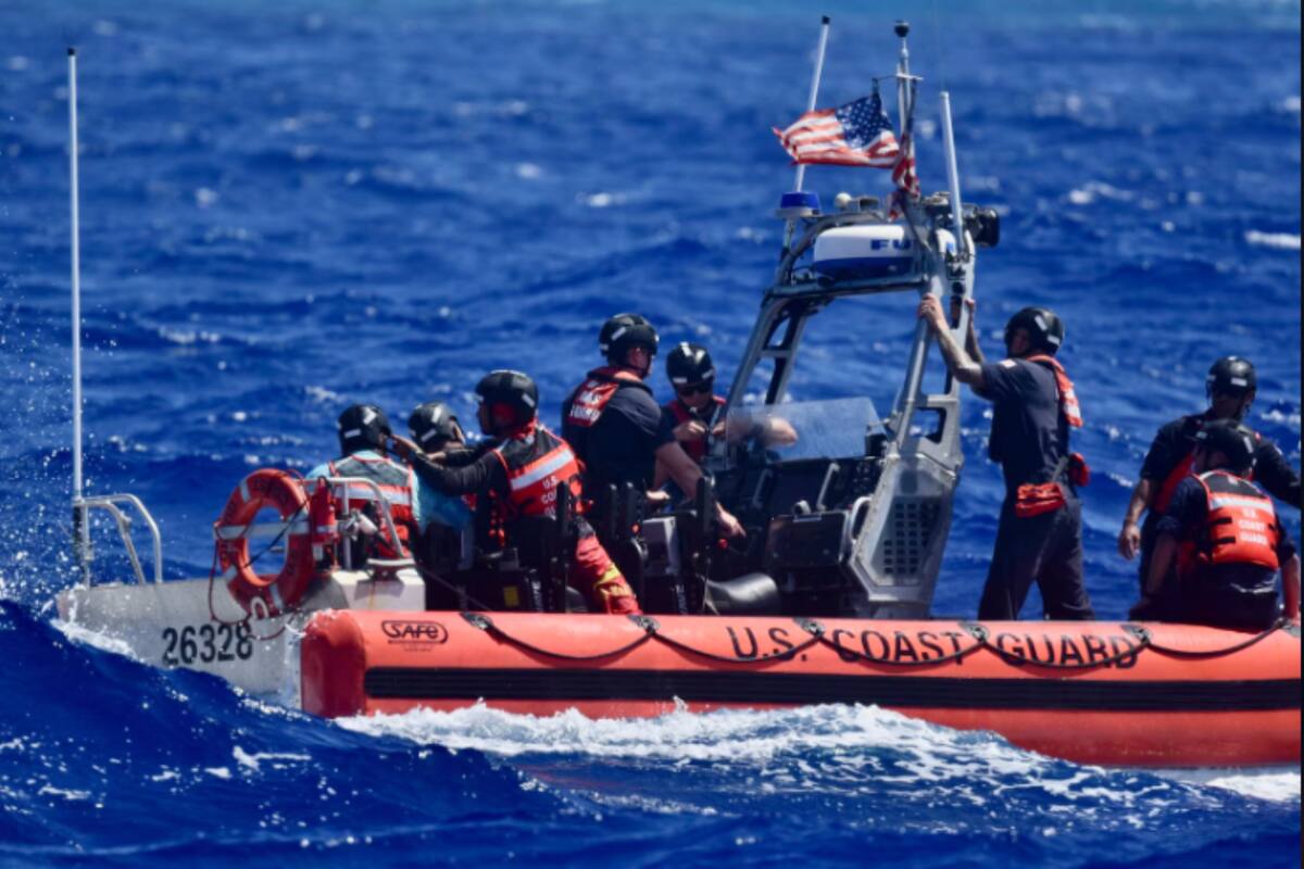 El momento en el cual la guardia costera rescata a los tres náufragos