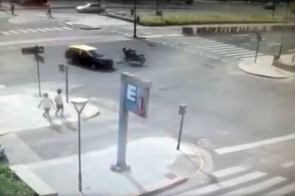 El momento en el cual la motocicleta impacta con el taxi que cruza en rojo