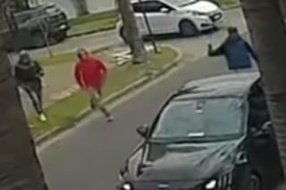 La desesperada reacción de una madre cuando un grupo de ladrones le robó el auto con sus hijos adentro