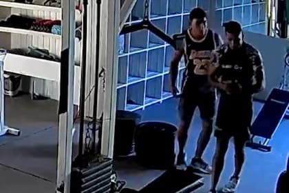 El momento en el que Acuña recibe un golpe por la espalda dentro de las instalaciones del gimnasio Alto Impacto en Carmen de Areco