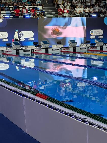 El momento en el que Agostina Hein ingresaba en el Complejo Acuático de Otopeni para competir en los 800 libre