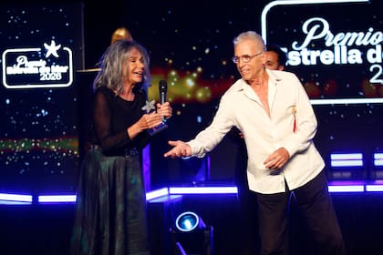 El momento en el que Ana María Picchio interrumpió la entrega para subir al escenario junto a sus compañeros de El secreto, obra elegida tanto por el público como por el jurado