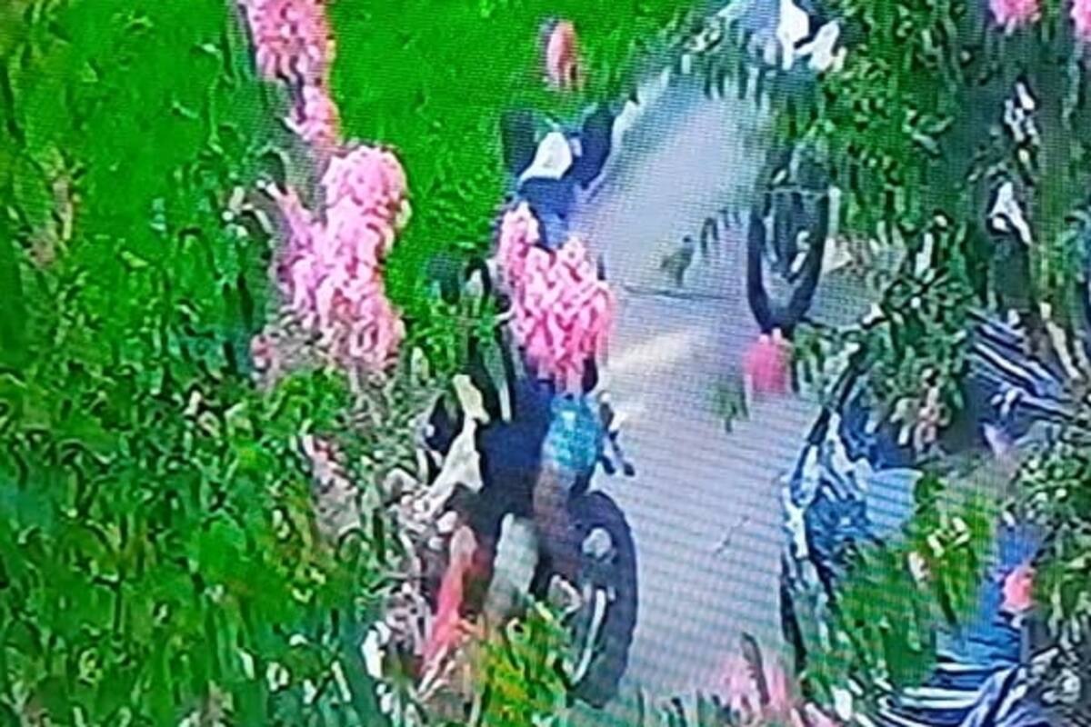 El momento en el que apuntan al oficial y disparan durante la fuga.