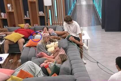 El momento en el que Ariel toca a Romina sin su consentimiento (Captura video)