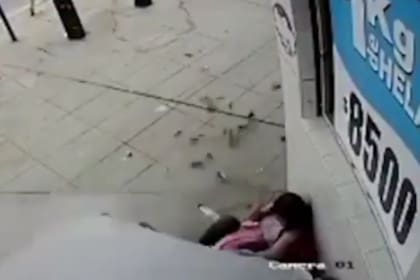 El momento en el que auto impacta contra las dos hermanitas en La Matanza