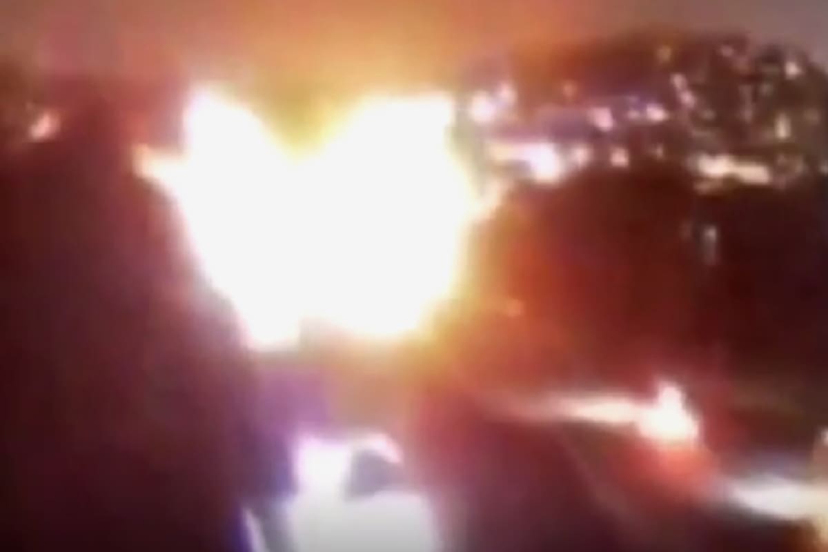 El momento en el que avión se estrella contra una autopista en Nashville, Tennessee