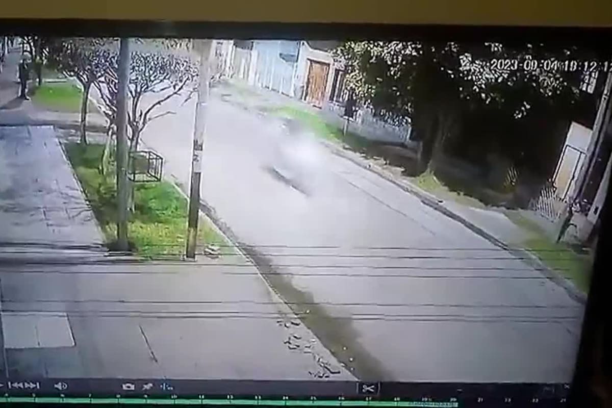 El momento en el que balean el frente de la casa de la familia del médico asesinado