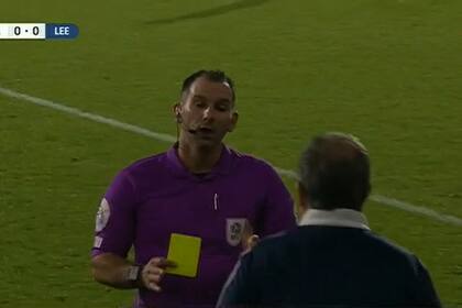 El momento en el que Bielsa ve la tarjeta amarilla por protestar