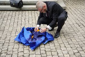 El momento en el que Braun quema la bandera de la Unión Europea