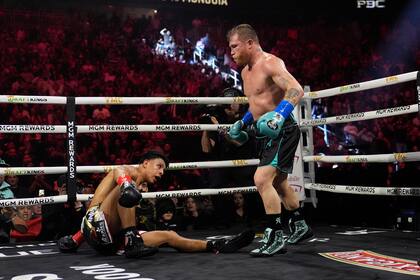 El momento en el que Canelo Álvarez derriba a Jaime Munguía en una pelea por el título de peso supermediano, en Las Vegas