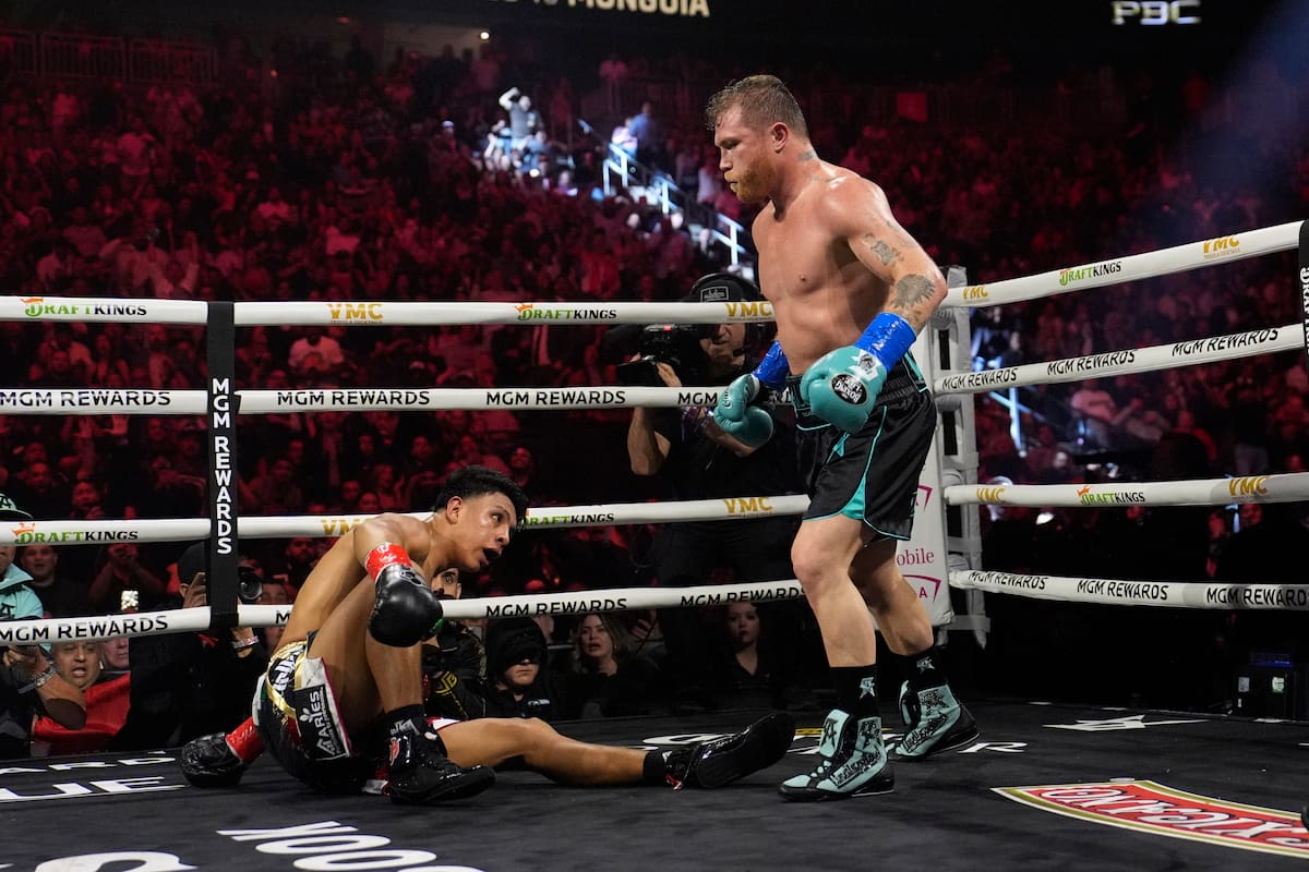 El momento en el que Canelo Álvarez derriba a Jaime Munguía en una pelea por el título de peso supermediano, en Las Vegas
