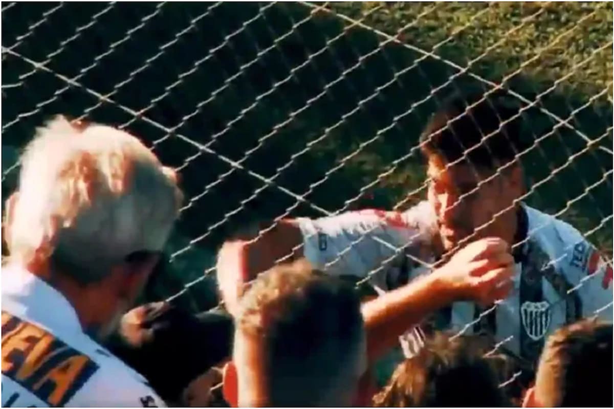 El momento en el que Catriel Sánchez agrede al hincha de Estudiantes
Foto: captura de video