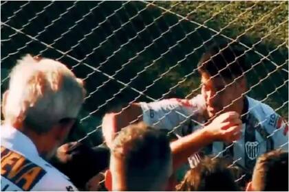 El momento en el que Catriel Sánchez agrede al hincha de Estudiantes
Foto: captura de video