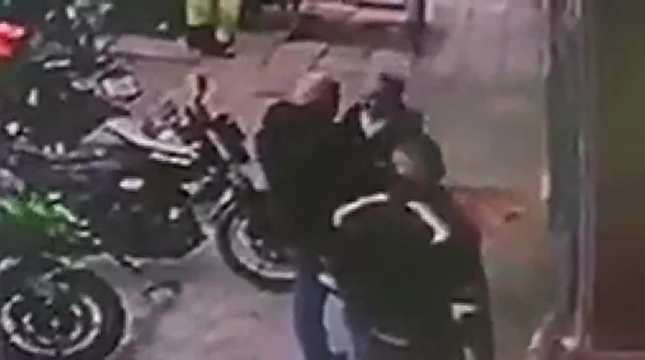 El momento en el que Claudia increpa al motoquero antes de sufrir una brutal embestida