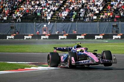 El momento en el que Colapinto pasa sobre el piano de la curva 3 y se pasa de largo; así perdió la última vuelta lanzada en su último intento en la prueba de clasificación en el autódromo Hermanos Rodríguez.