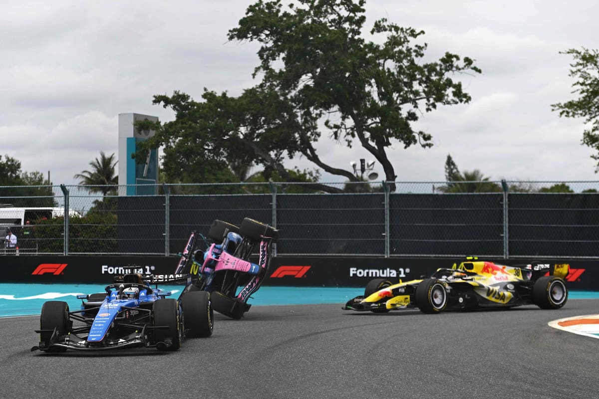 El momento en el que comienza a volcar el monoplaza de Pierre Gasly (Photo by Rudy Carezzevoli)