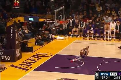 El momento en el que Curry se resbala, sólo frente al aro
