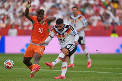 El momento en el que Deniz Undav define de zurda para el 2-1 de Alemania; Emmanuel Agbadou, de Costa de Marfil, no lo puede evitar