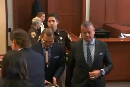 El momento en el que Depp se da vuelta y sonríe por la situación que se desató en el lugar