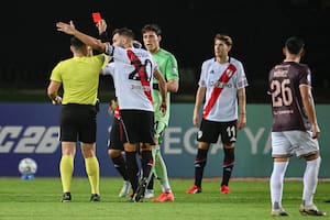 Beltrán frenó un contraataque de Carabobo, vio la roja y, ya sin cambios, River tuvo que improvisar un arquero
