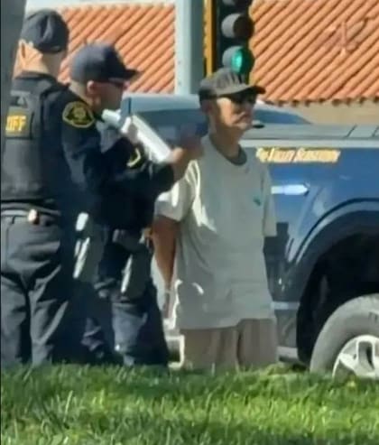 El momento en el que detienen al suegro
