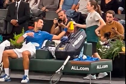 El momento en el que Djokovic recibe de una alcanzapelotas una bebida preparada por su equipo, el último sábado en las semifinales de París-Bercy, que tantas sospechas despertó