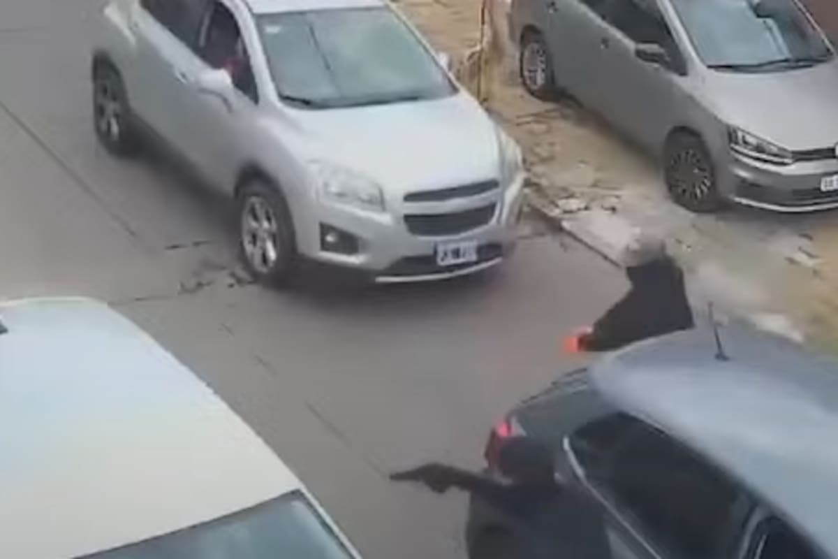 El momento en el que dos delincuentes abordan a un vecino para robarle el auto