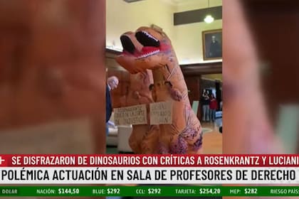 El momento en el que dos estudiantes universitarios irrumpen en la sala de profesores de la facultad de Derecho de la UBA disfrazados de dinosaurios