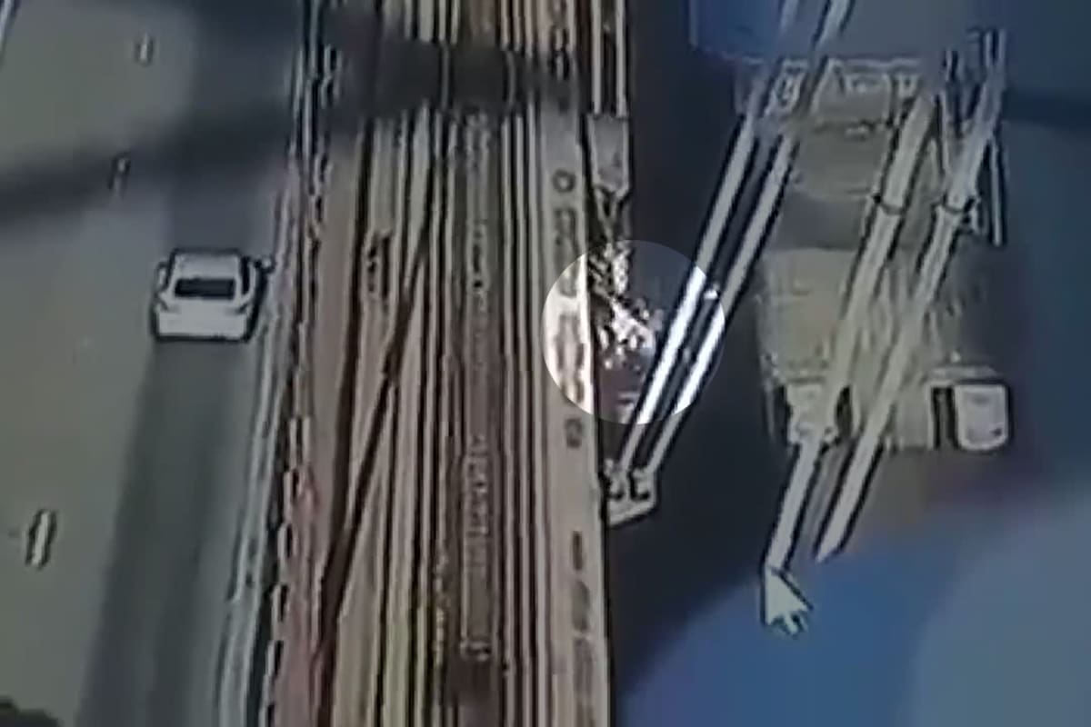 El momento en el que dos hermanos del municipio de Larroque saltan del puente de Zárate-Brazo Largo