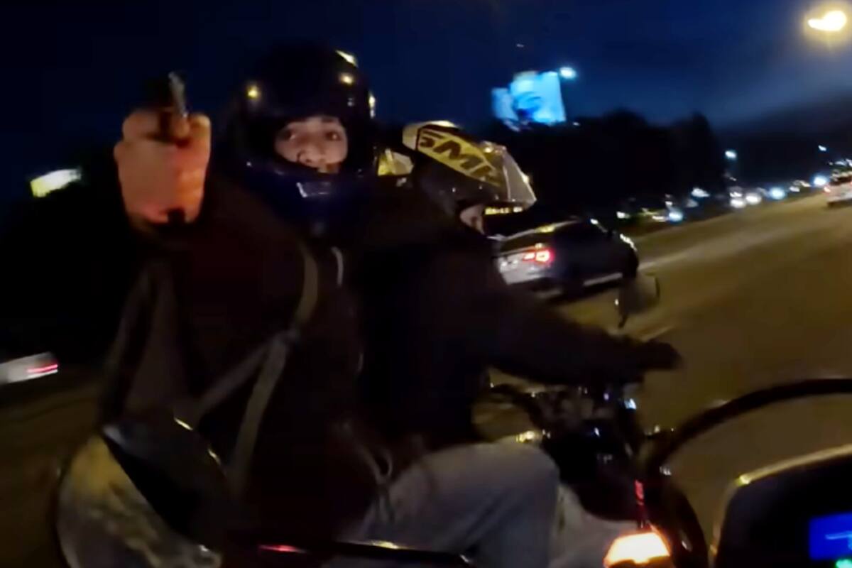 El momento en el que dos motochorros interceptan al youtuber Francisco Cabanne mientras manejaba por Panamericana
