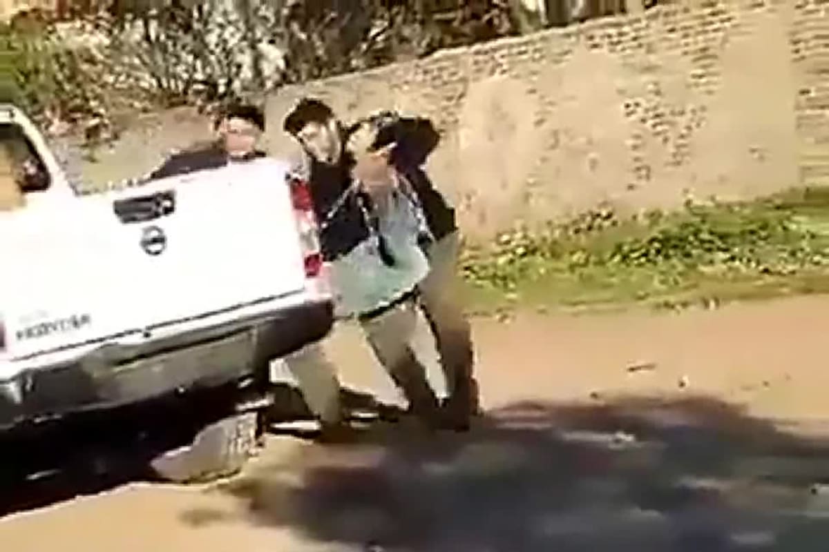 El momento en el que dos vecinos lanzan al delincuente dentro de una patrulla de la Policía local