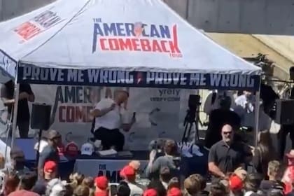 El momento en el que el activista Charlie Kirk es alcanzado por un disparo.