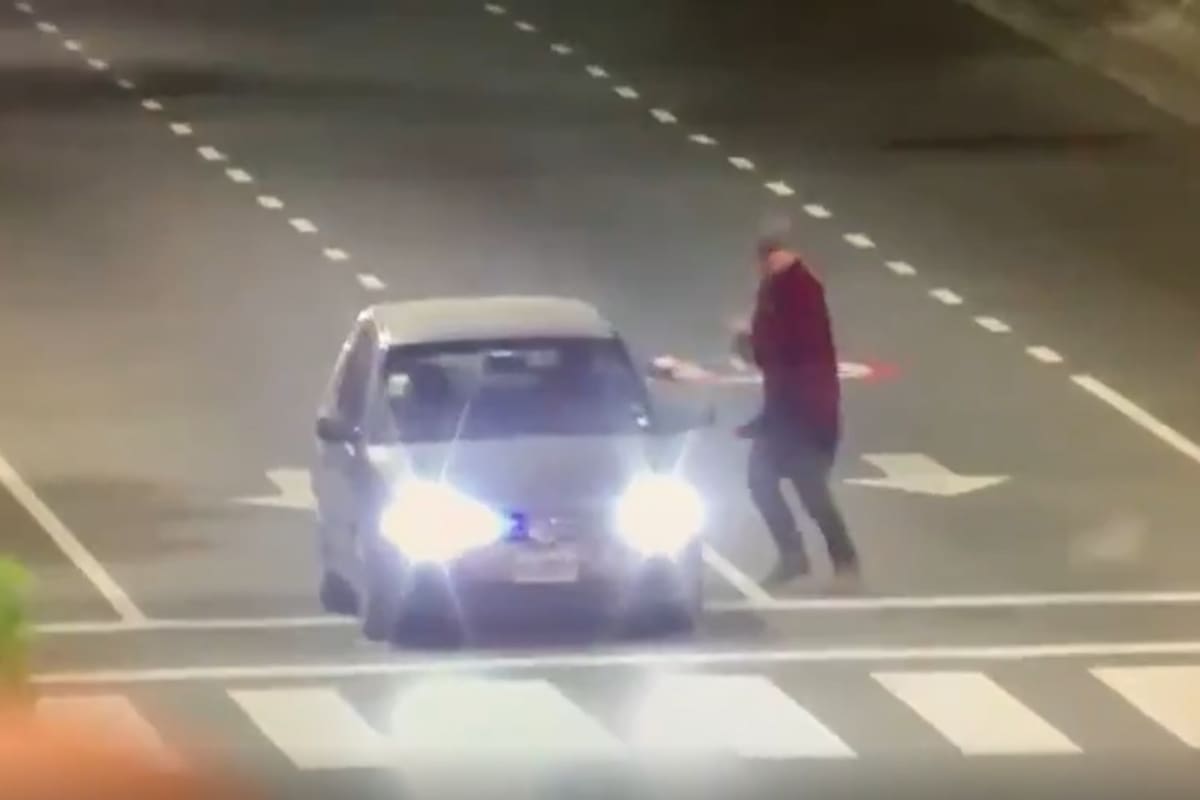 El momento en el que el agente le dispara en la pierna al limpiavidrios