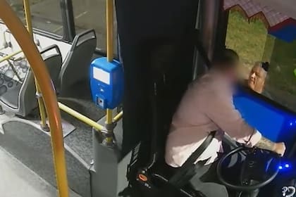 El momento en el que el agresor ataca al chofer del colectivo.