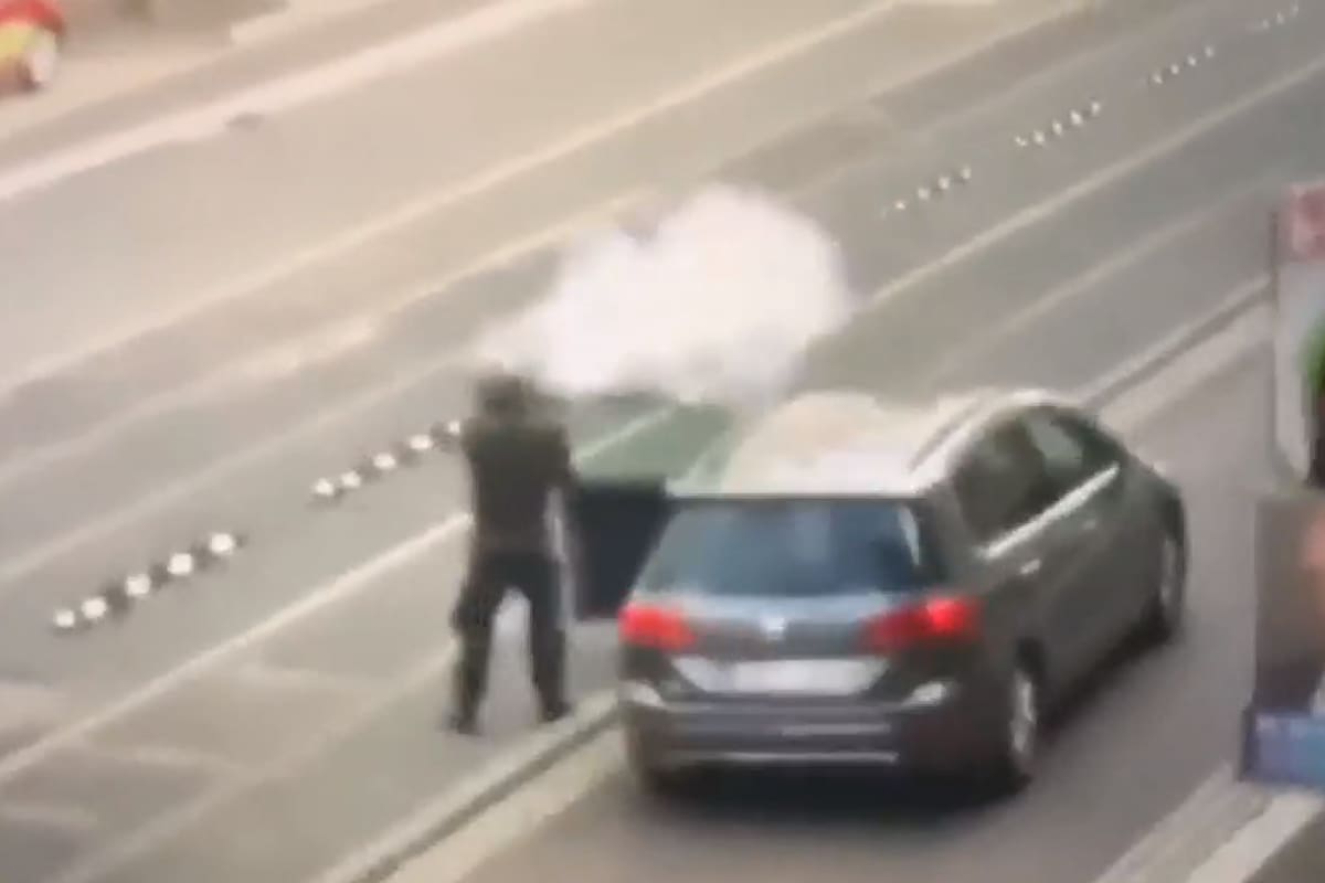 El momento en el que el agresor dispara en la puerta de la sinagoga en Alemania