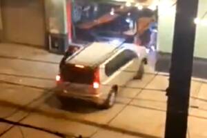 El momento en el que el agresor embiste contra la entrada de un bar de Campana, del cual había sido echado minutos antes por la encargada