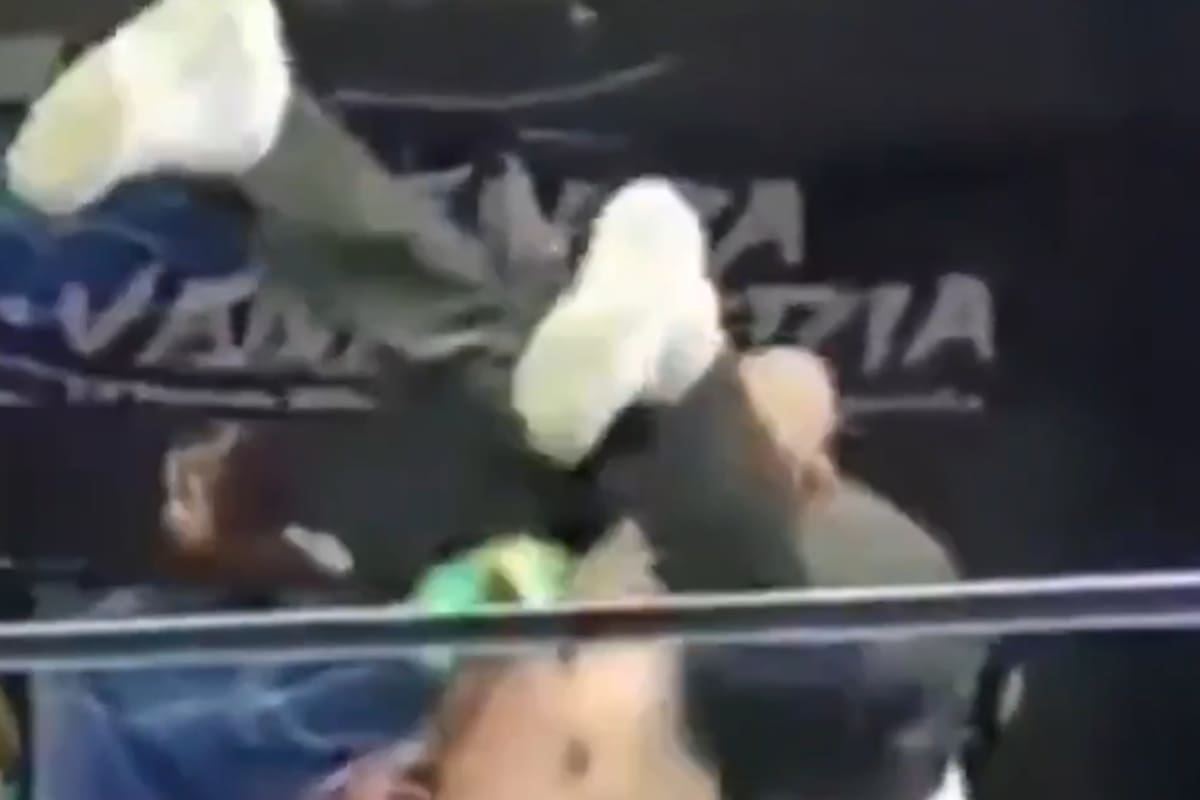 El momento en el que el árbitro es arrojado al suelo del cuadrilátero