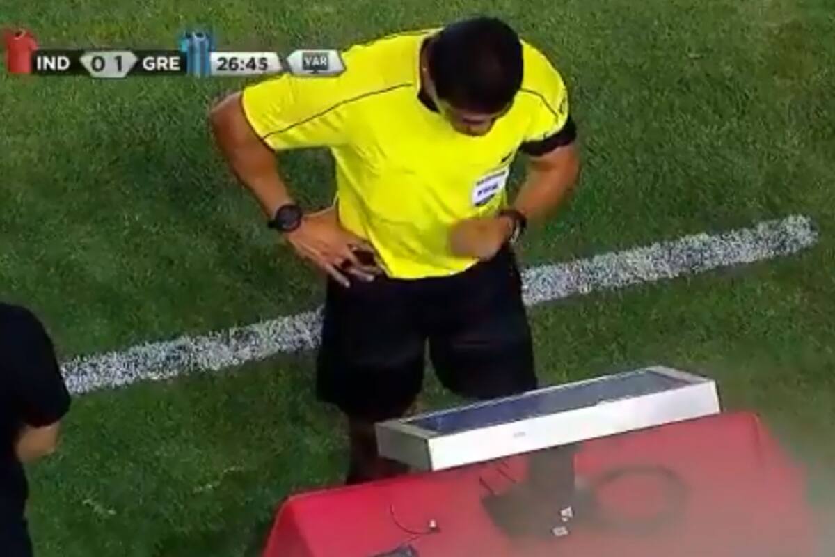 El momento en el que el árbitro Zambrano revisa la jugada que terminó con la expulsión de Gigliotti