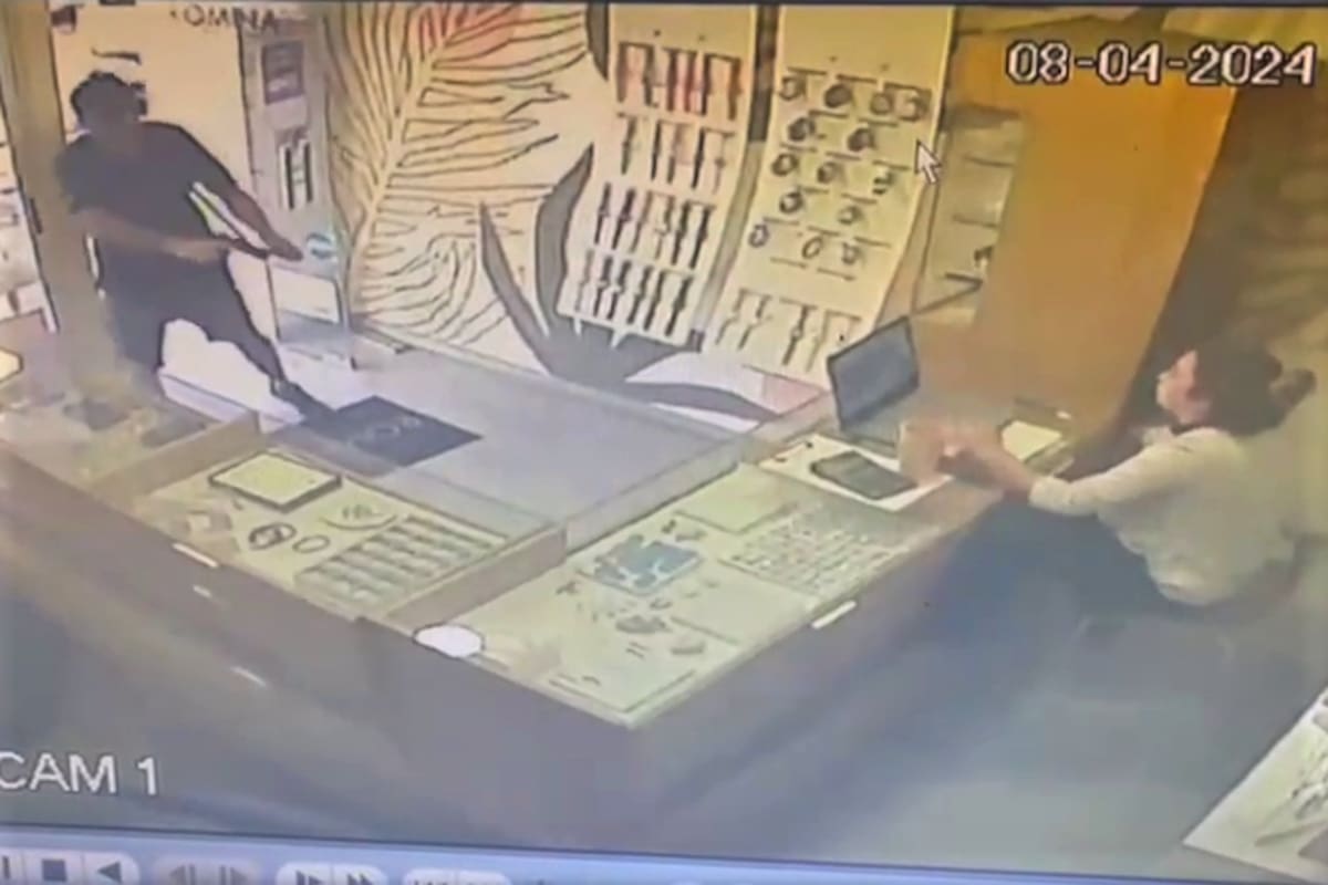 El momento en el que el asaltante armado ingresa en la joyería de San Antonio de Padua