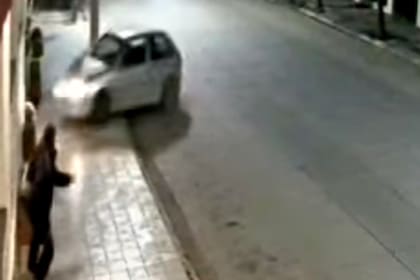 El momento en el que el auto se sube a la vereda.