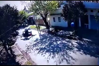 El momento en el que el automóvil embiste a la víctima del robo efectuado por los motochorros