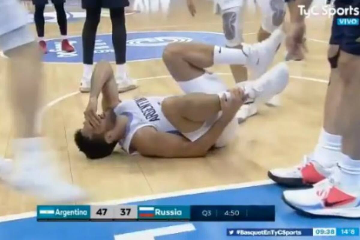 El momento en el que el base argentino quedó tendido en el suelo tras pisar al rival
