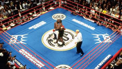El momento en el que el boxeador Mike Tyson arrancó de un mordisco un trozo de la oreja de su oponente Evander Holyfield durante una pelea