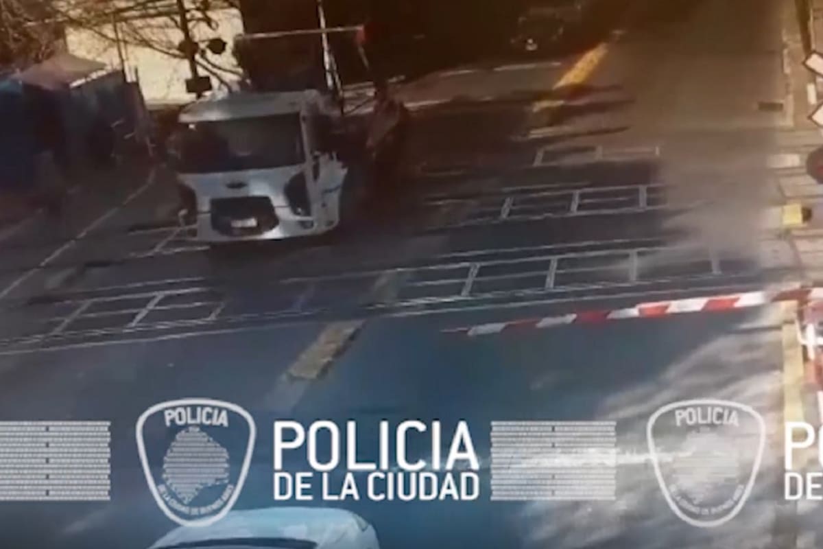 El momento en el que el camión cruzó con la barrera baja