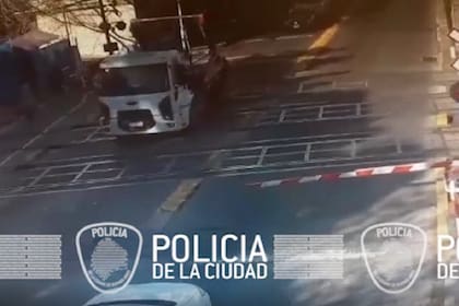 El momento en el que el camión cruzó con la barrera baja
