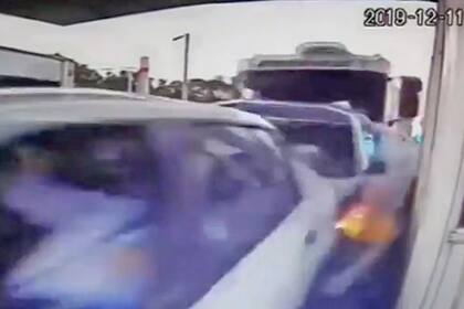 El momento en el que el camión embiste a los dos autos que estaban en el peaje
