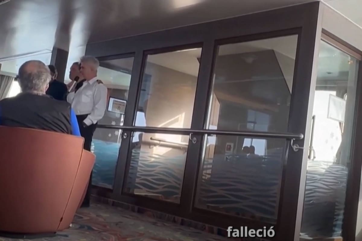 El momento en el que el capitán del crucero infectado con hantavirus comunica que ha fallecido un pasajero.