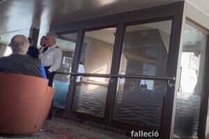 El momento en el que el capitán del crucero infectado con hantavirus comunica que ha fallecido un pasajero.