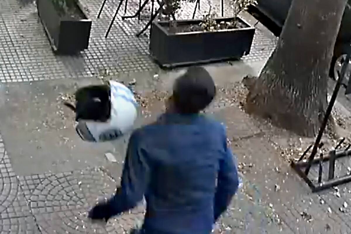 El momento en el que el casco impacta en el rostro del delincuente