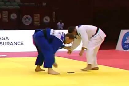 El momento en el que el celular de Egutidze cae sobre el tatami